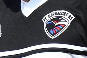 Das Logo des Vereins auf einem Trikot (Symbolbild): Sechs Menschen wurden bei der Schlägerei während des Spieles verletzt.