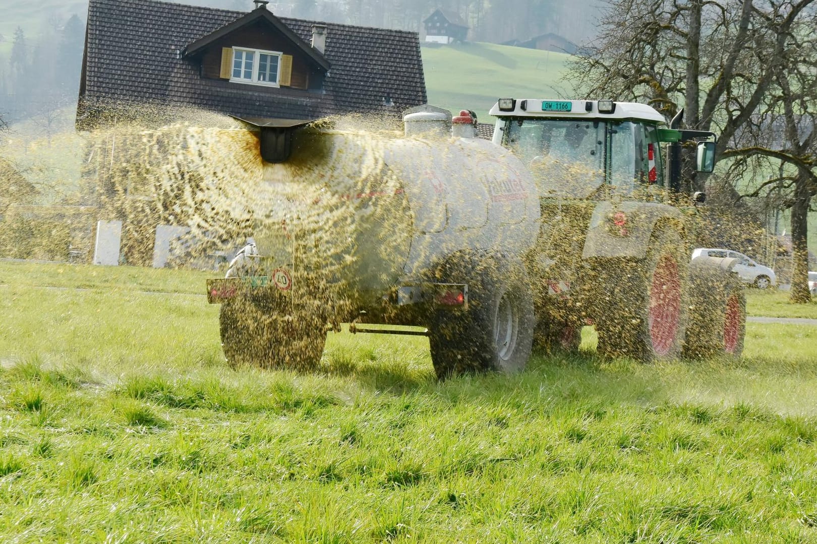 Landwirt mit Traktor und Jaucheanhänger (Symbolbild): Bei einer Großrazzia haben Ermittler ein mutmaßliches illegales Treiben mit Gülle aufgedeckt.