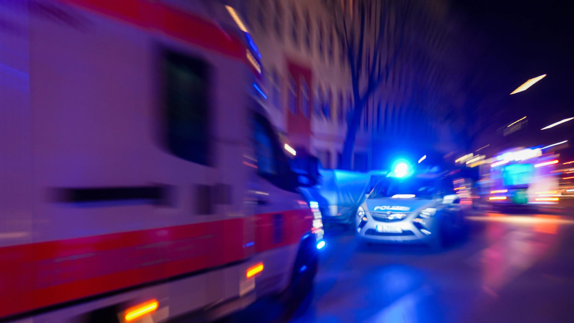 Ein Polizei- und ein Rettungswagen im Einsatz in Berlin (Symbolbild): Der Prozess wegen Totschlags soll am 12. April erneut starten. Ein Polizei- und ein Rettungswagen im Einsatz in Berlin (Symbolbild): Der Prozess wegen Totschlags soll am 12. April erneut starten.