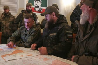 Russischer General Andrej Mordwitschew (l.) neben Ramsan Kadyrow, Tschetscheniens Machthaber: Das Treffen soll in Mariupol stattgefunden haben.