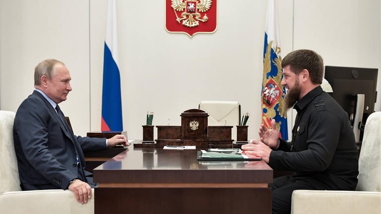 Wladimir Putin, Präsident Russlands (l.), und Ramsan Kadyrow, Machthaber Tschetscheniens: Er wurde auf Vorschlag Putins 2007 zum Präsidenten gewählt.