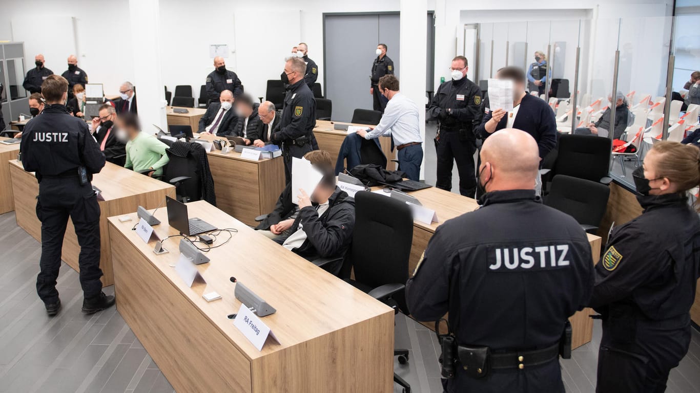 Die Angeklagten sitzen im Gerichtssal im Prozess um den Juwelenraub im Grünen Gewölbe: Einer war nun geständig.