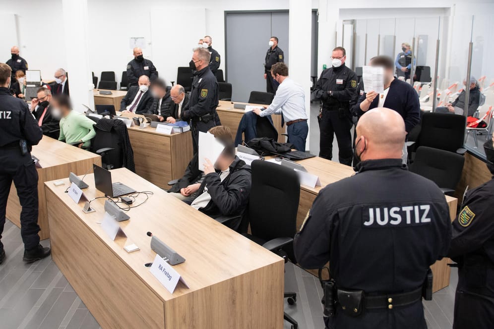 Die Angeklagten sitzen im Gerichtssal im Prozess um den Juwelenraub im Grünen Gewölbe: Einer war nun geständig.