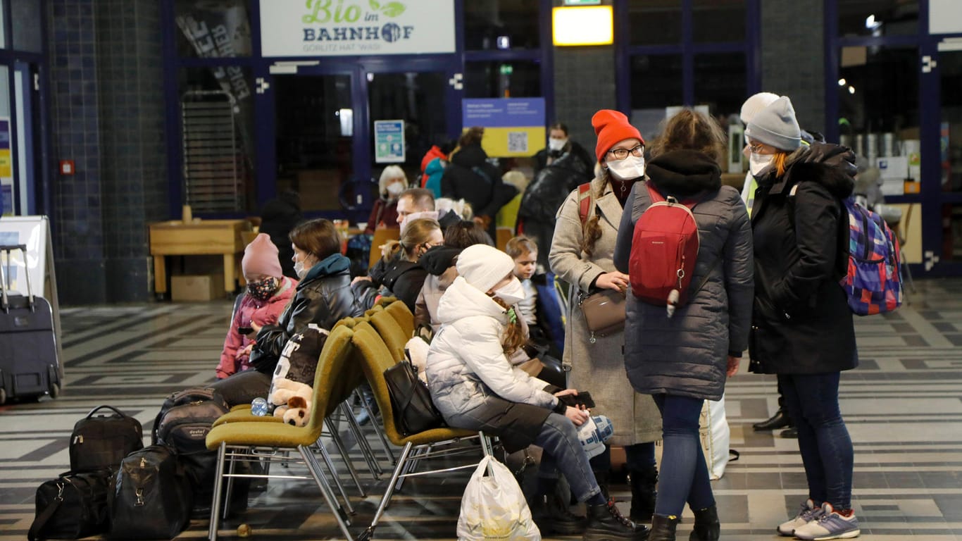 Ukrainische Flüchtlinge warten auf den Sonderzug nach Leipzig (Archivbild): In Sachsen will man Kriegs-Flüchtlinge von einer ländlichen Unterbringung überzeugen.