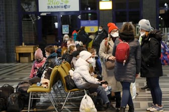 Ukrainische Flüchtlinge warten auf den Sonderzug nach Leipzig (Archivbild): In Sachsen will man Kriegs-Flüchtlinge von einer ländlichen Unterbringung überzeugen.