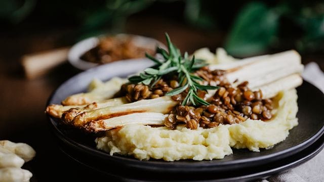 Die Vinaigrette aus Belugalinsen, Leinöl und Balsamico kommt kurz vorm Servieren über Ofenspargel mit Stampfkartoffeln.