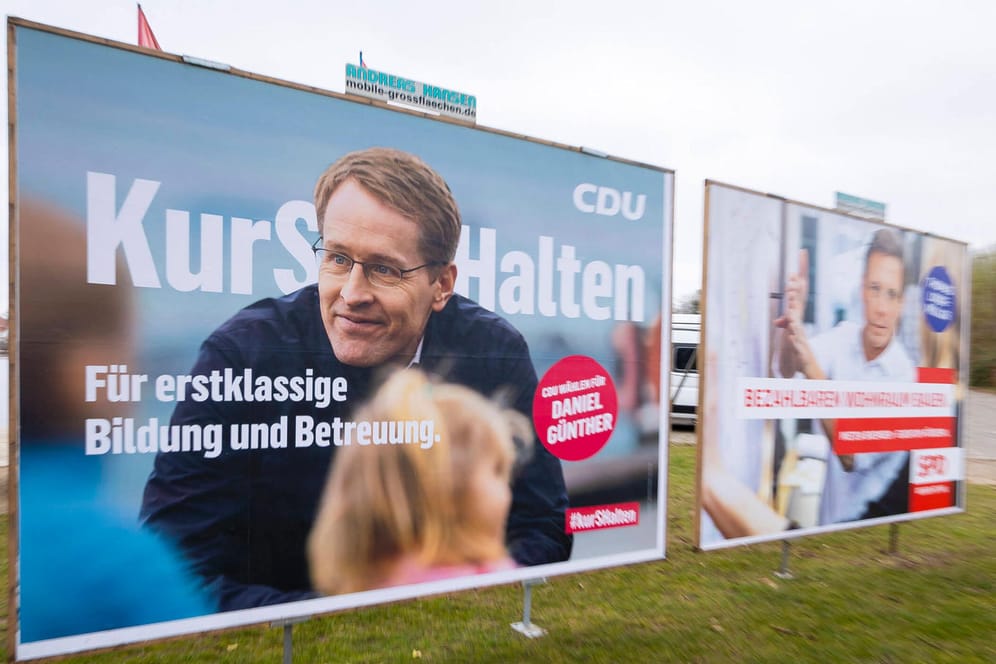 Plakate der CDU mit Daniel Günther und SPD mit Thomas Losse-Mueller: Am 8. Mai wählt Schleswig-Holstein einen neuen Landtag.