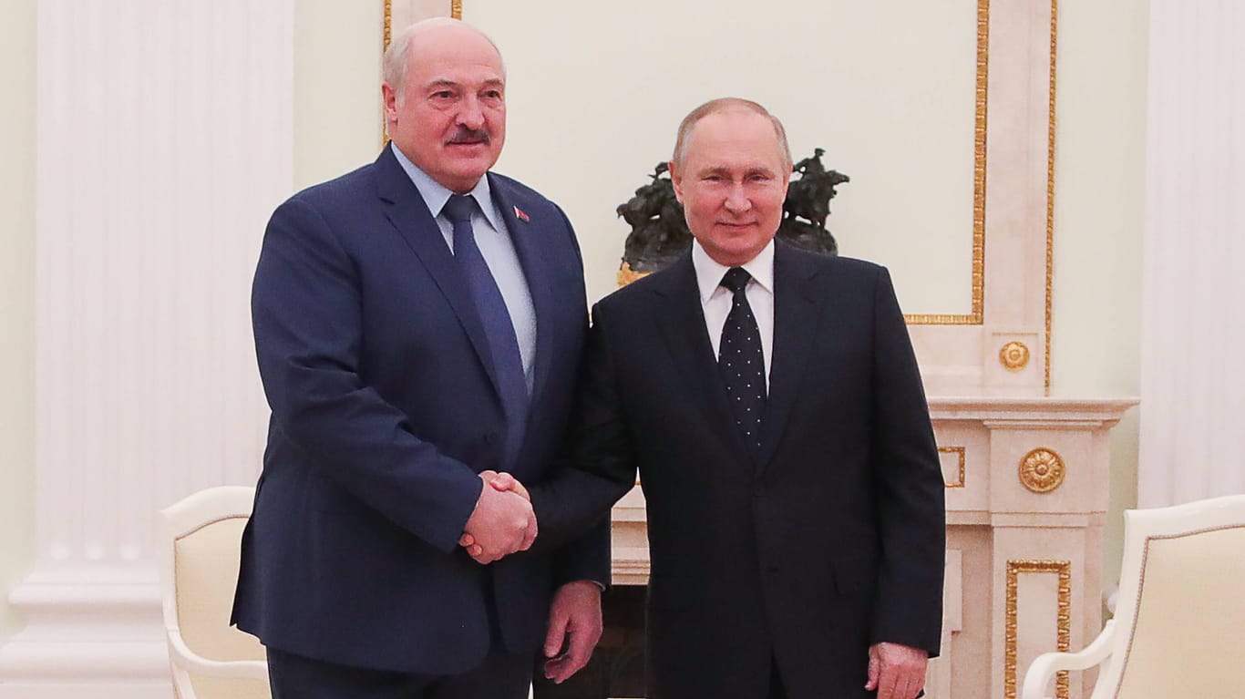 Am 11. März trafen sich Wladimir Putin und Alexander Lukaschenko in Moskau: Seit mehr als zwei Wochen tobte zu diesem Zeitpunkt schon der Angriffskrieg in der Ukraine.