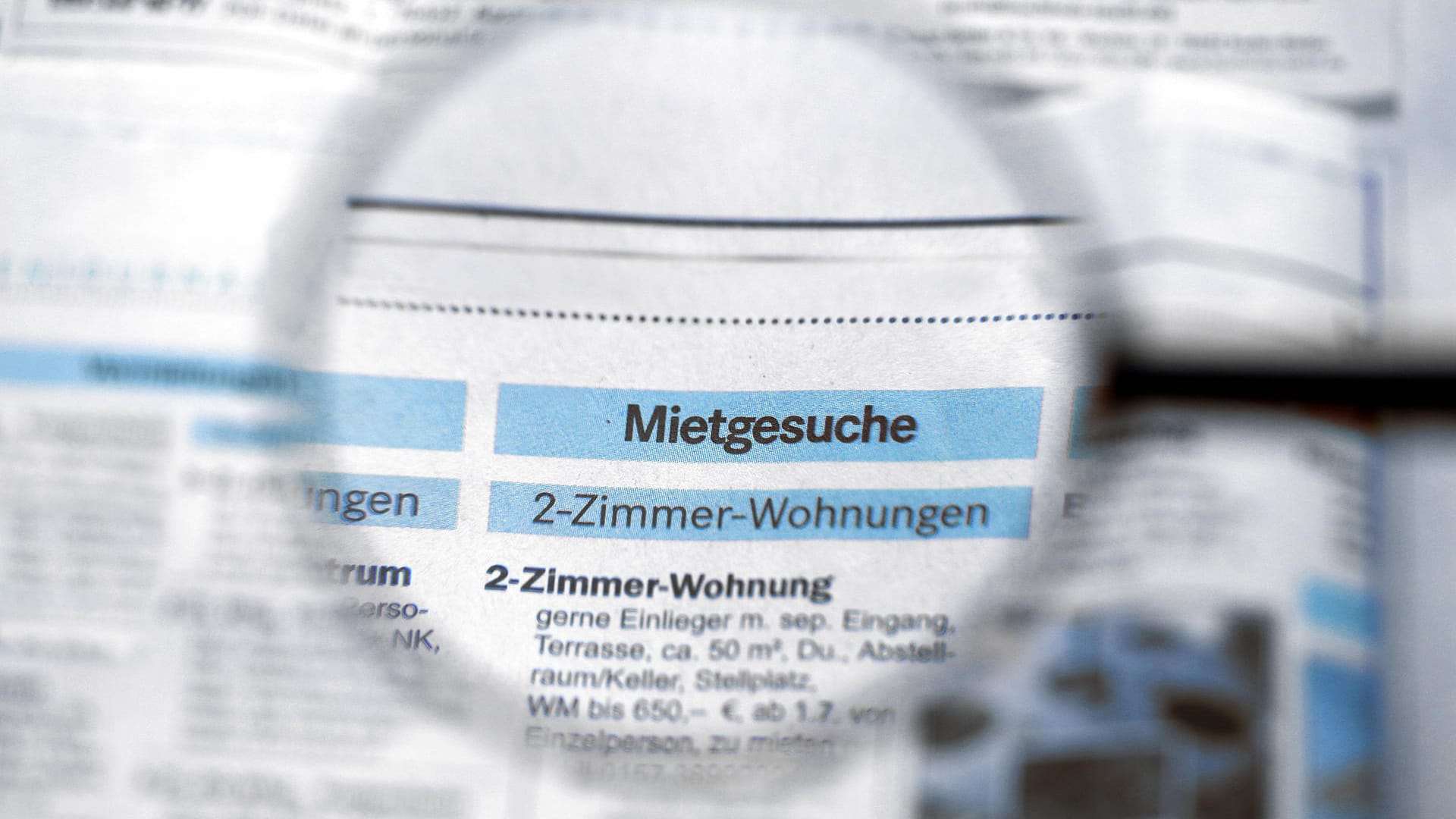 Mietgesuch in einer Zeitung (Symbolbild): In Bremen will man gegen Diskriminierung am Wohnungsmarkt vorgehen. Mietgesuch in einer Zeitung (Symbolbild): In Bremen will man gegen Diskriminierung am Wohnungsmarkt vorgehen.