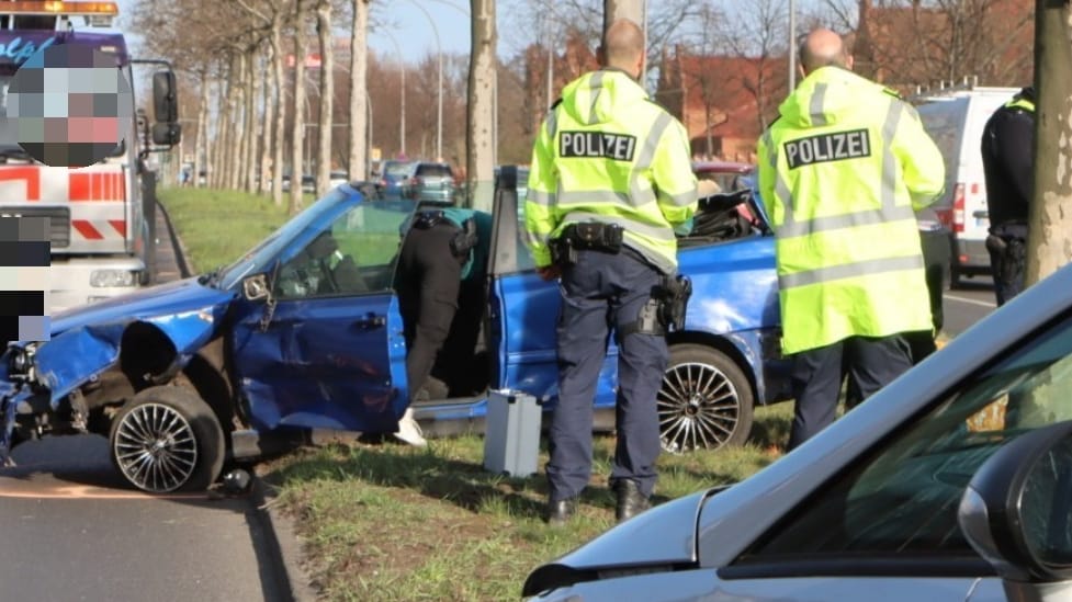 Einsatzkräfte begutachten den verunfallten Fluchtwagen: Das Polizeiauto wurde offenkundig ebenfalls beschädigt. Einsatzkräfte begutachten den verunfallten Fluchtwagen: Das Polizeiauto wurde offenkundig ebenfalls beschädigt.