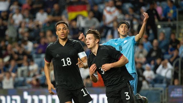 Noah Katterbach (M) jubelt zusammen mit Jamie Leweling nach seinem Treffer zum 1:0 gegen Israel. Noah Katterbach (M) jubelt zusammen mit Jamie Leweling nach seinem Treffer zum 1:0 gegen Israel.