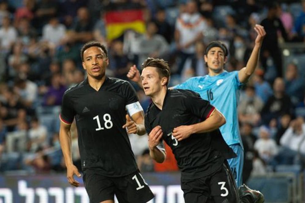 Noah Katterbach (M) jubelt zusammen mit Jamie Leweling nach seinem Treffer zum 1:0 gegen Israel.