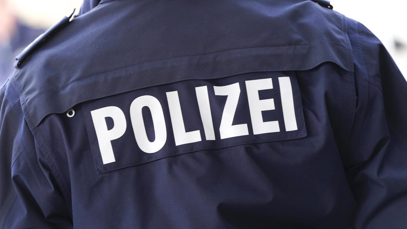 Uniform der Polizei (Symbolbild): Gegen die Vorwürfe von Antisemitismus und Antiziganismus ermittelt nun der Staatsschutz.