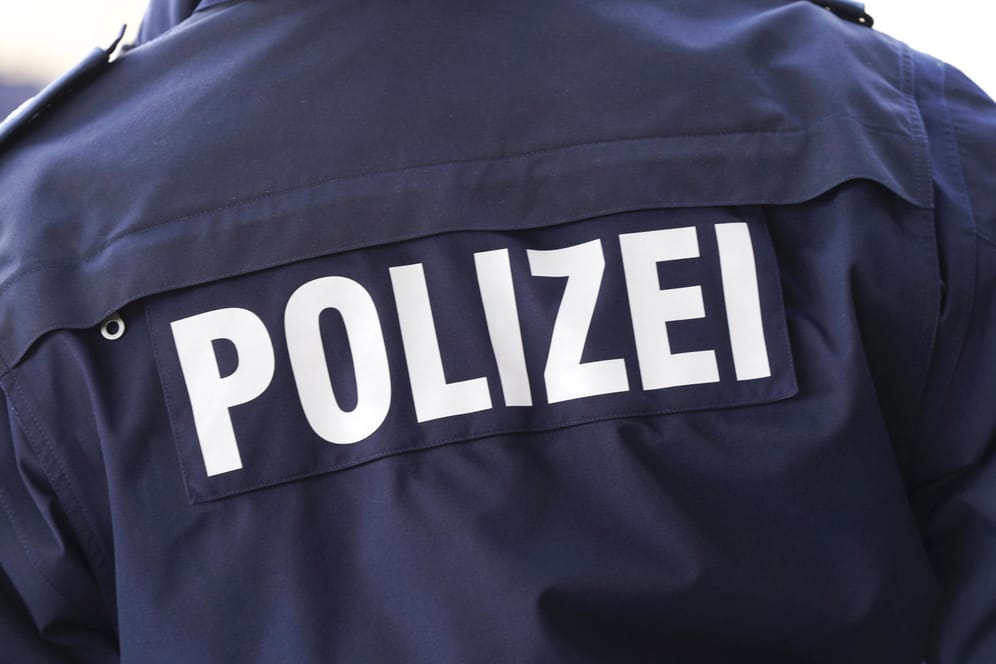Uniform der Polizei (Symbolbild): Gegen die Vorwürfe von Antisemitismus und Antiziganismus ermittelt nun der Staatsschutz.