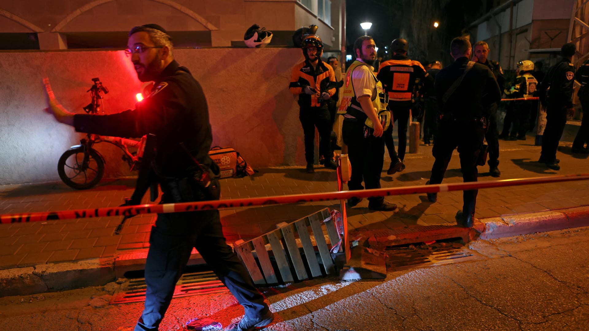 Sicherheitskräfte auf der Hauptstraße in Bnei Brak nahe Tel Aviv: Ein Angreifer hat hier auf Menschen geschossen.