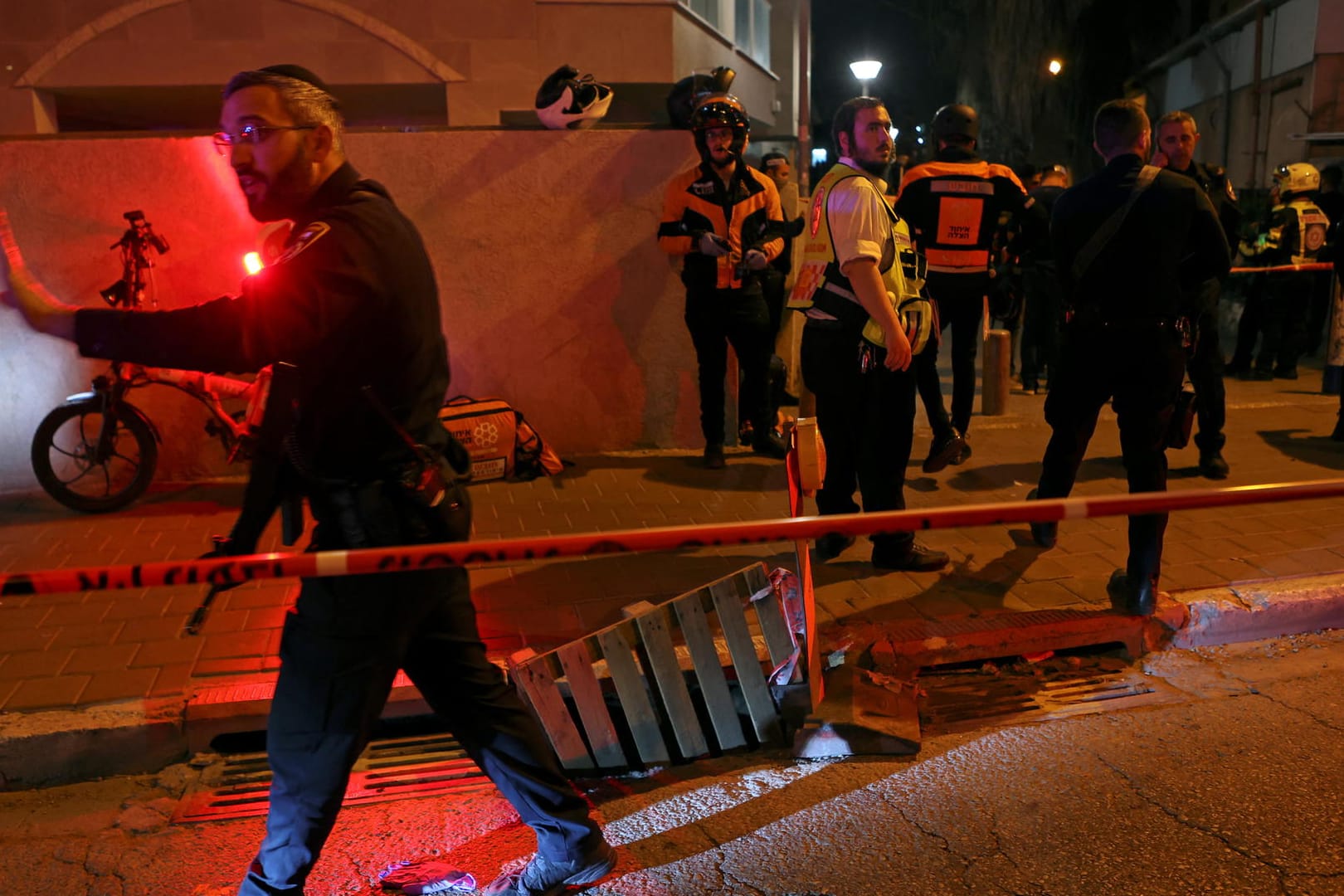 Sicherheitskräfte auf der Hauptstraße in Bnei Brak nahe Tel Aviv: Ein Angreifer hat hier auf Menschen geschossen.