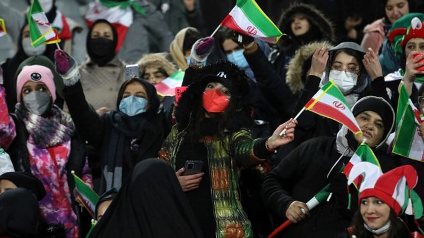 Blieben trotz gültiger Tickets beim Länderspiel Iran gegen Libanon ausgesperrt: Weibliche iranische Fußballfans.