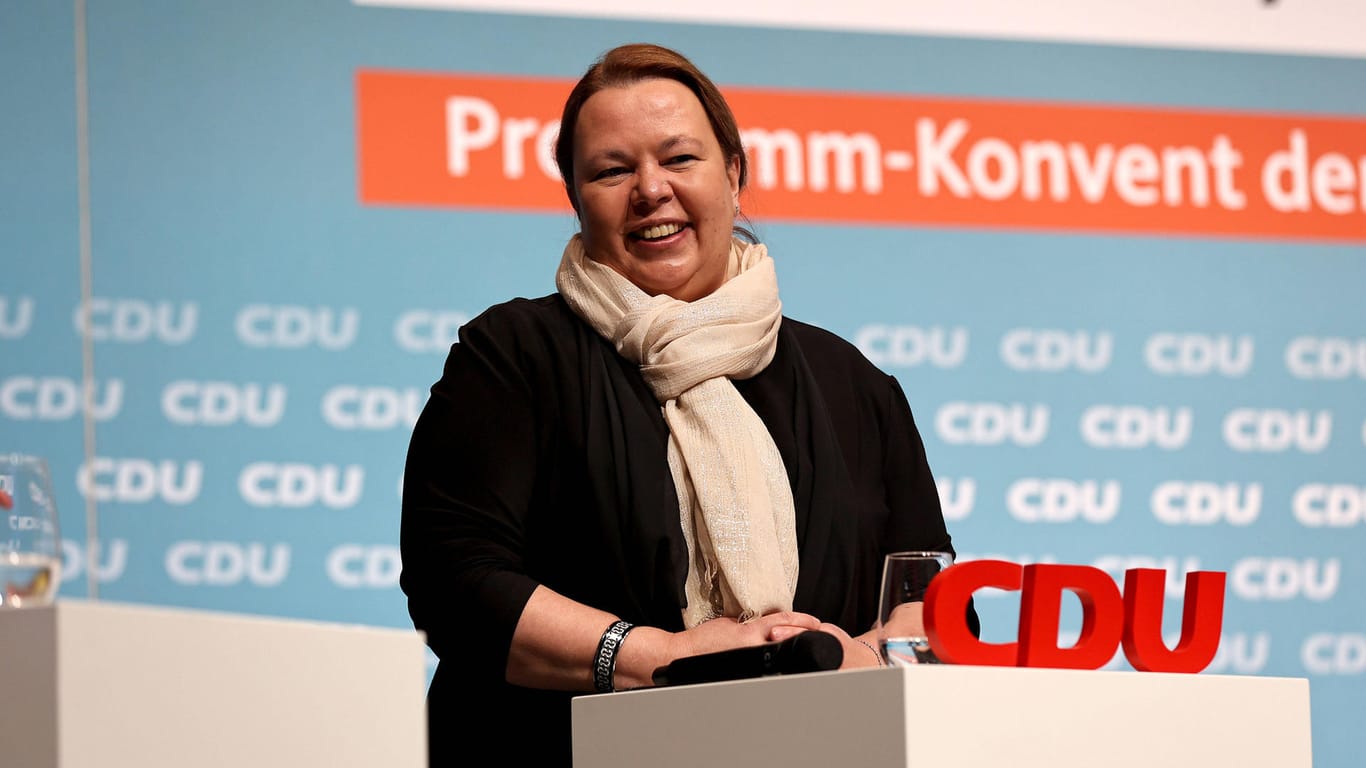 Ursula Heinen-Esser auf einer Veranstaltung (Archivbild): Die Ministerin soll keine korrekten Angaben zu ihren Reisebewegungen gemacht haben.