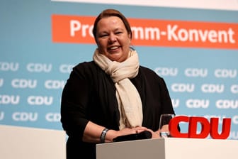 Ursula Heinen-Esser auf einer Veranstaltung (Archivbild): Die Ministerin soll keine korrekten Angaben zu ihren Reisebewegungen gemacht haben.