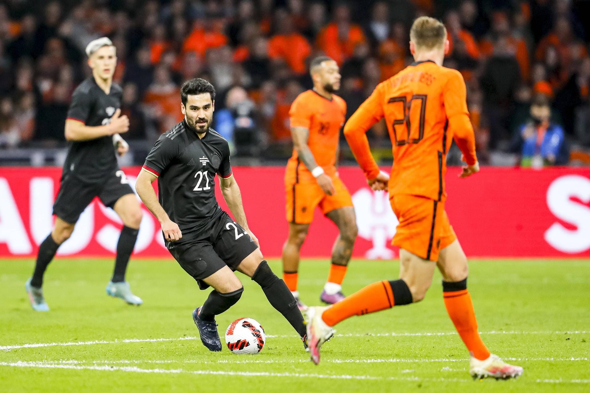 Ilkay Gündogan: Sicher und genau im Passspiel (96 Prozent Passquote), defensiv aber mit ein paar verlorenen Duellen – so wie vor der Großchance durch Malen (35.). Note 3