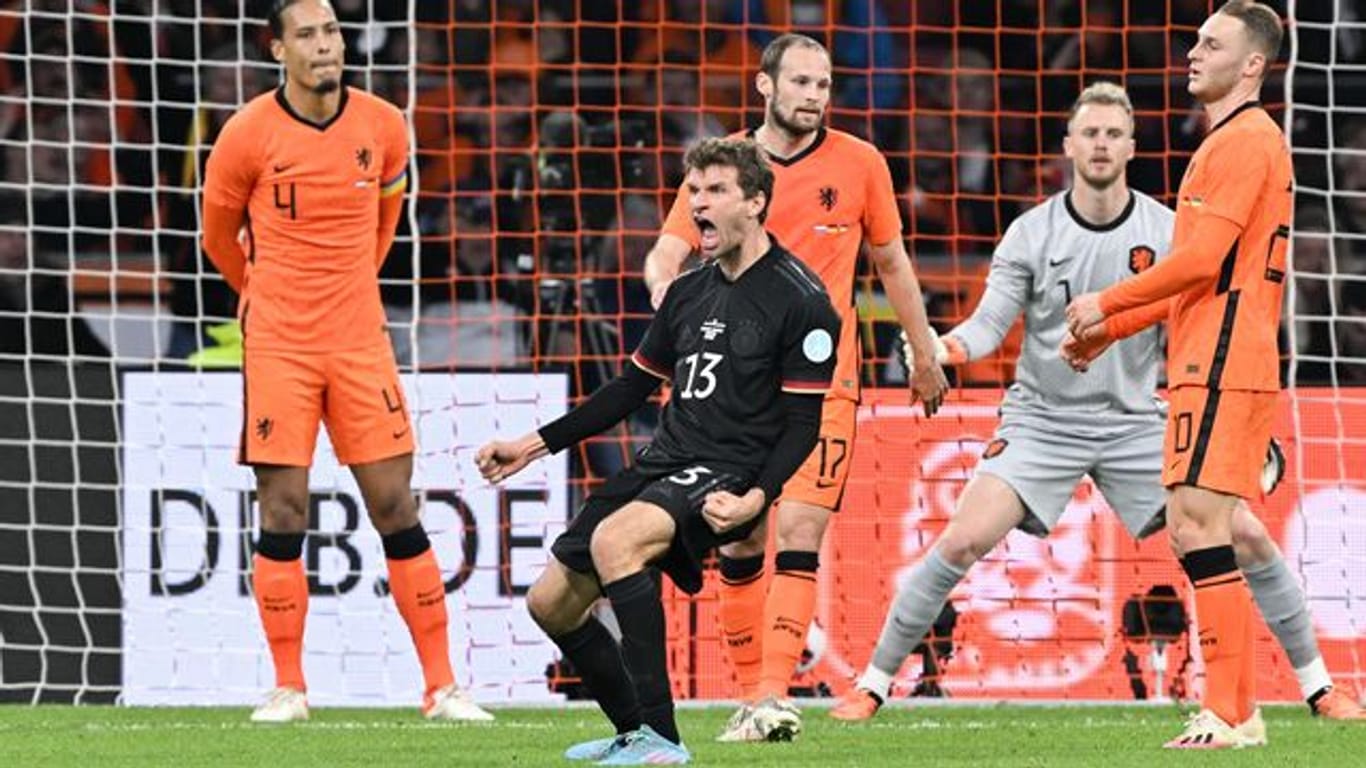 Thomas Müller (M) jubelt nach seinem Treffer zum 1:0 im Spiel gegen die Niederlande.