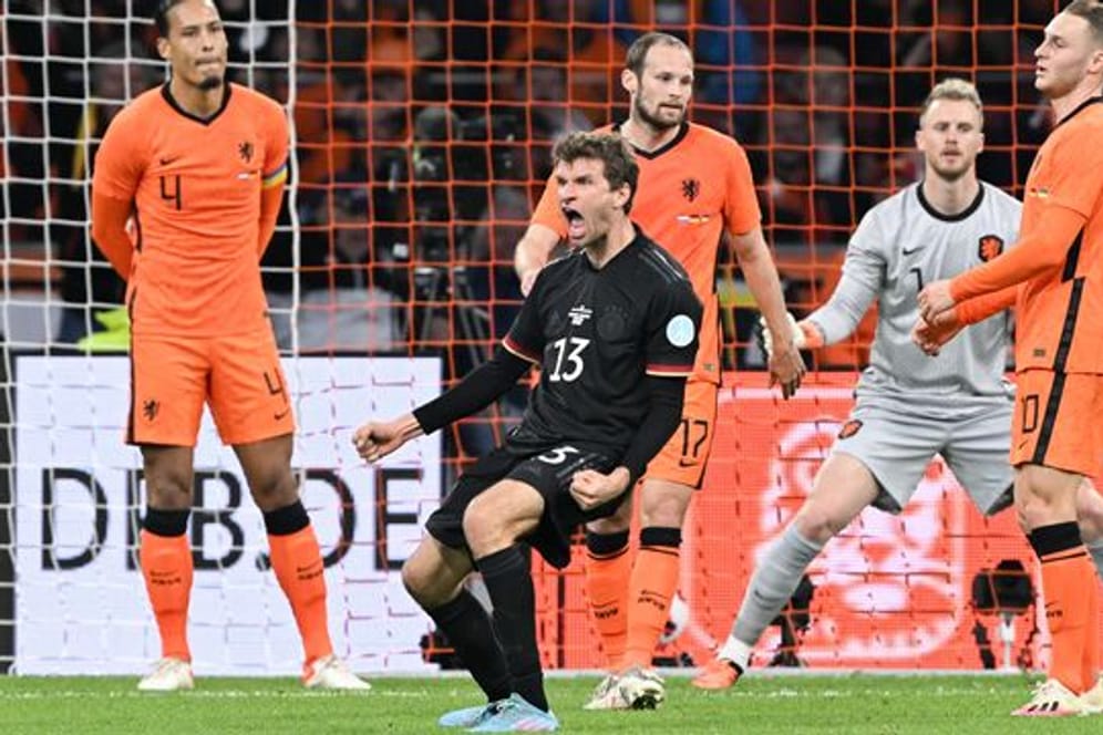 Thomas Müller (M) jubelt nach seinem Treffer zum 1:0 im Spiel gegen die Niederlande.