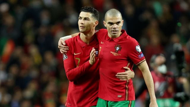 Portugals Cristiano Ronaldo und Pepe (r) nach dem Sieg gegen Nordmazedonien.