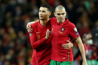 Portugals Cristiano Ronaldo und Pepe (r) nach dem Sieg gegen Nordmazedonien.