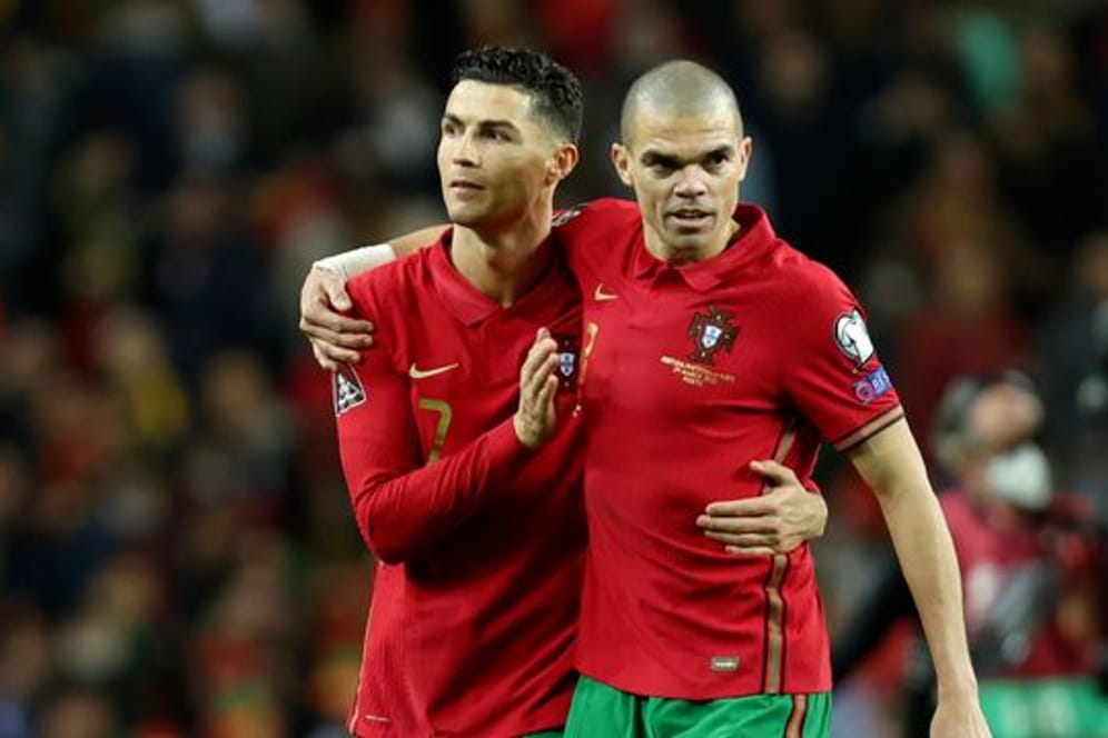 Portugals Cristiano Ronaldo und Pepe (r) nach dem Sieg gegen Nordmazedonien.