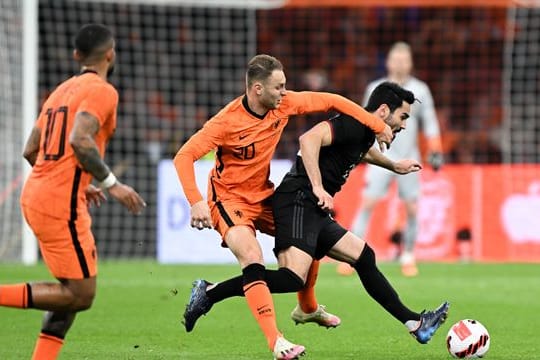 Hat viele Angriffe der Niederländer früh unterbunden: Ilkay Gündogan (r) in Aktion gegen Teun Koopmeiners (M).