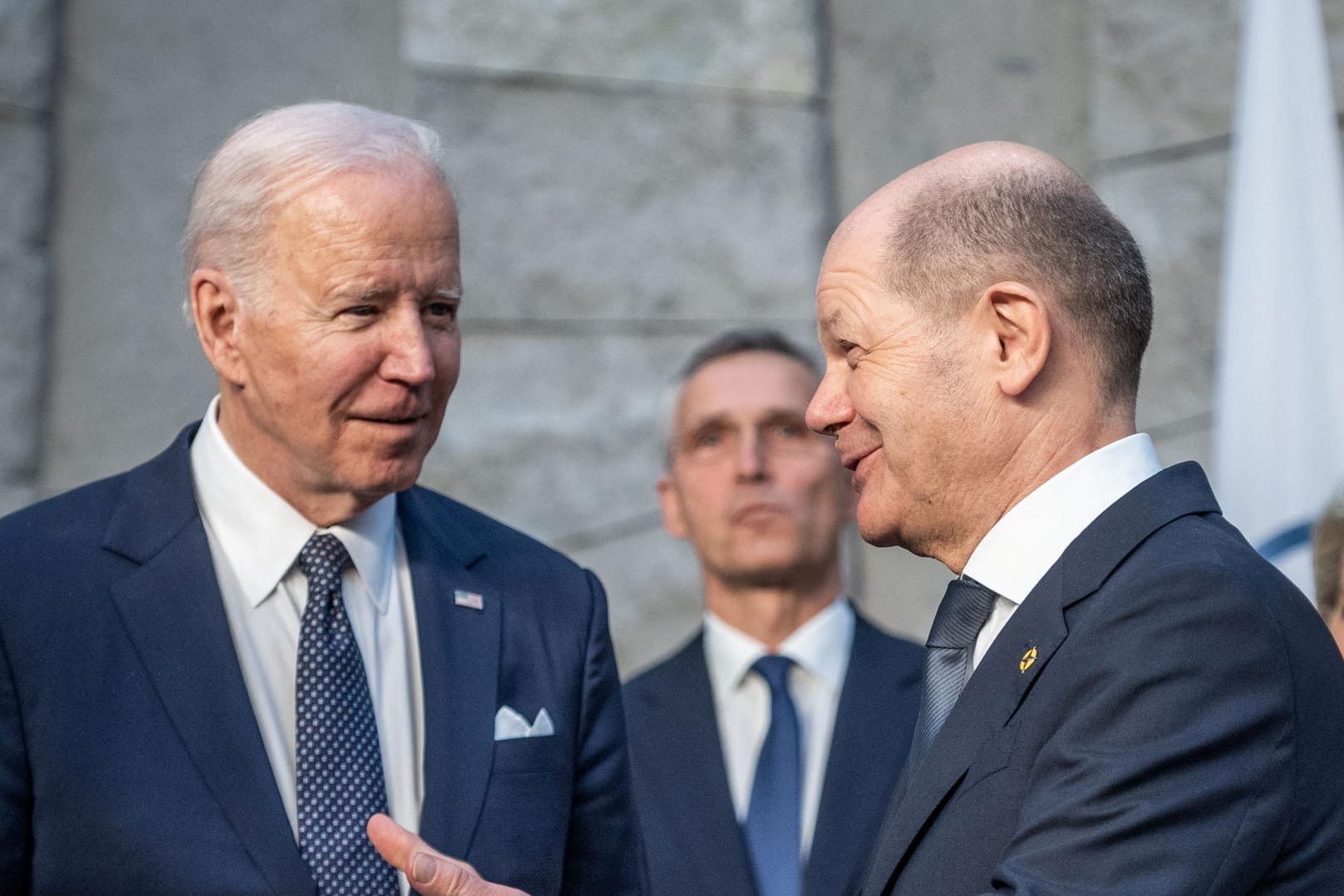 US-Präsident Biden versucht, Bundeskanzler Scholz sanft zu mehr Engagement zu drängen.