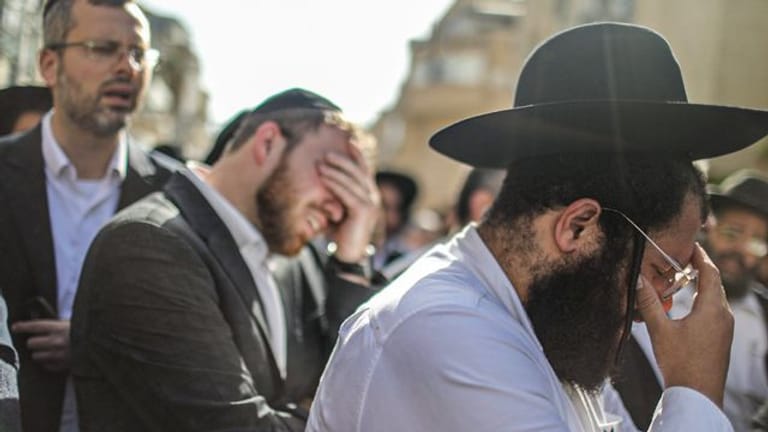 Israelische Trauernde nehmen an der Beerdigung teil.