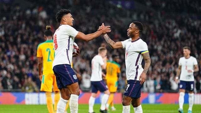 Englands Torschütze Ollie Watkins (l) jubelt mit Raheem Sterling nach dem 1:0.