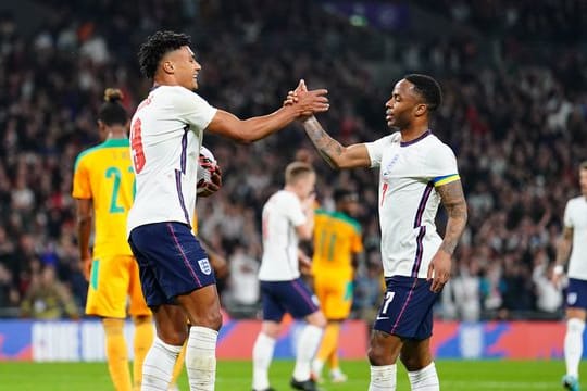 Englands Torschütze Ollie Watkins (l) jubelt mit Raheem Sterling nach dem 1:0.