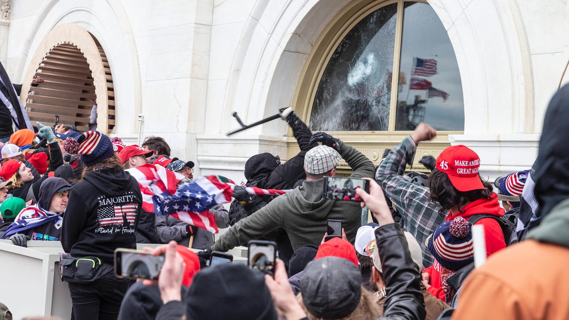 Pro-Trump-Protestsler schlagen Scheiben am Kapitol ein (Archivbild): Die Rolle des Ex-US-Präsidenten dabei untersucht ein Ausschuss.