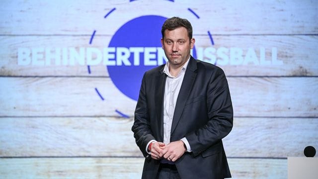 Lars Klingbeil, Parteivorsitzender der SPD, bei der Verleihung der Sepp-Herberger-Awards 2022.