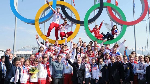 Zeigt sich gern mit erfolgreichen Sportlern: Russlands Präsident Wladimir Putin (M,vorn) in Sotschi.