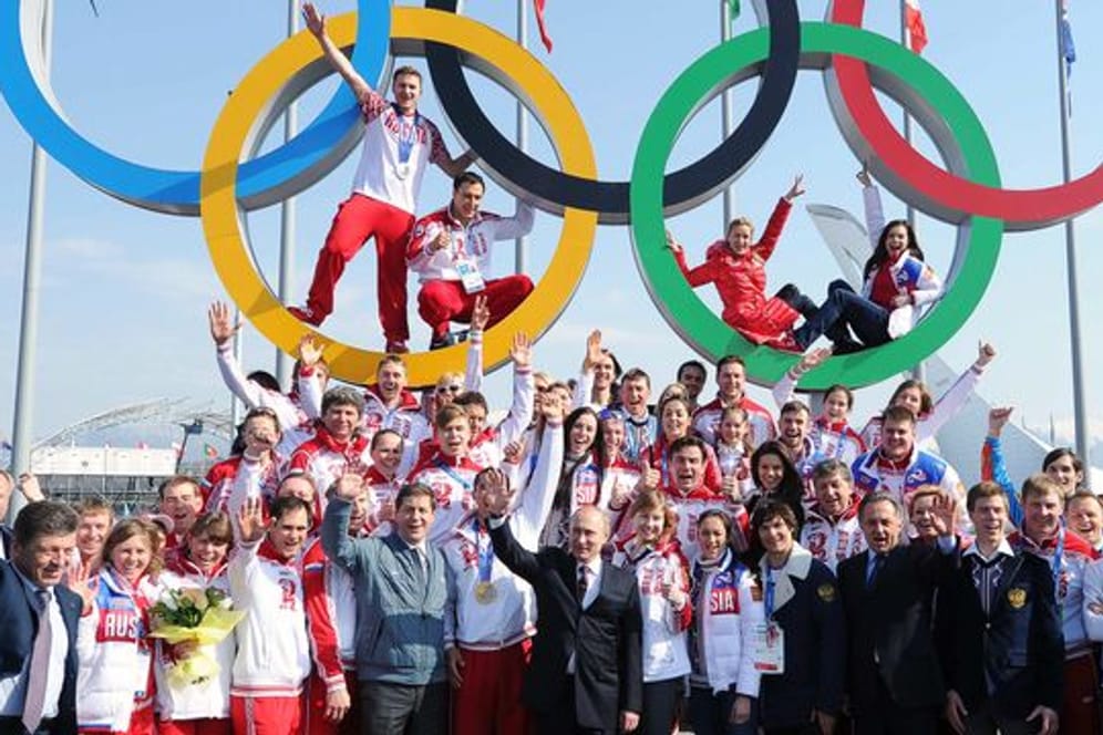 Zeigt sich gern mit erfolgreichen Sportlern: Russlands Präsident Wladimir Putin (M,vorn) in Sotschi.