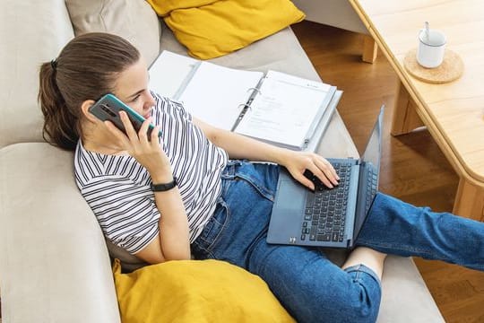 Wer aufgrund einer körperlichen Einschränkung pro Tag nicht mehr als sechs Stunden arbeiten kann, dem steht unter Umständen eine Erwerbsminderungsrente zu. Wer aufgrund einer körperlichen Einschränkung pro Tag nicht mehr als sechs Stunden arbeiten kann, dem steht unter Umständen eine Erwerbsminderungsrente zu.
