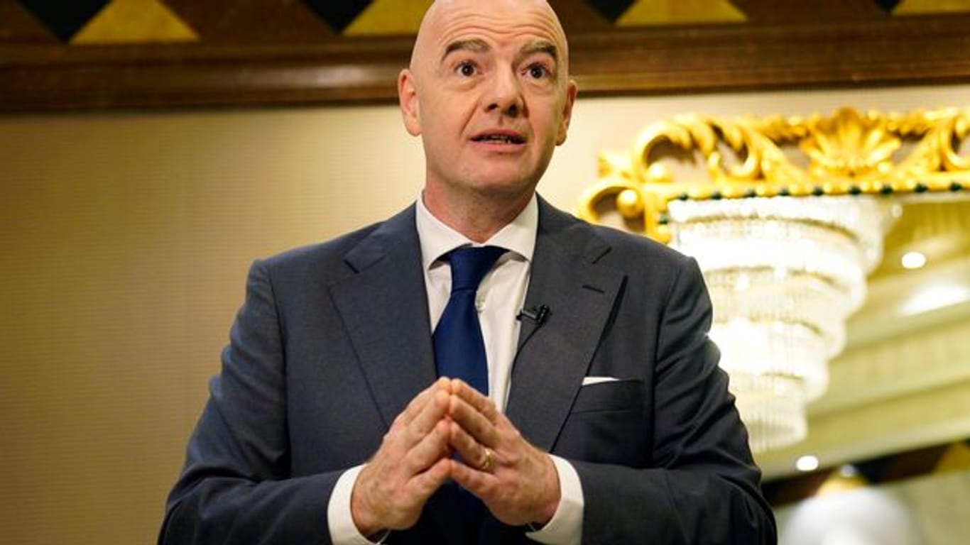 Gianni Infantino weist auf die Fortschritte hin, die Katar macht.