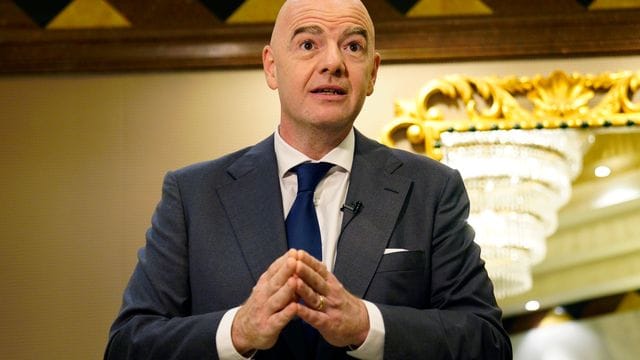 Gianni Infantino weist auf die Fortschritte hin, die Katar macht.