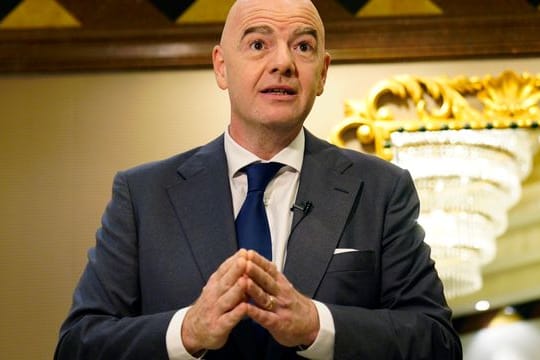 Gianni Infantino weist auf die Fortschritte hin, die Katar macht.