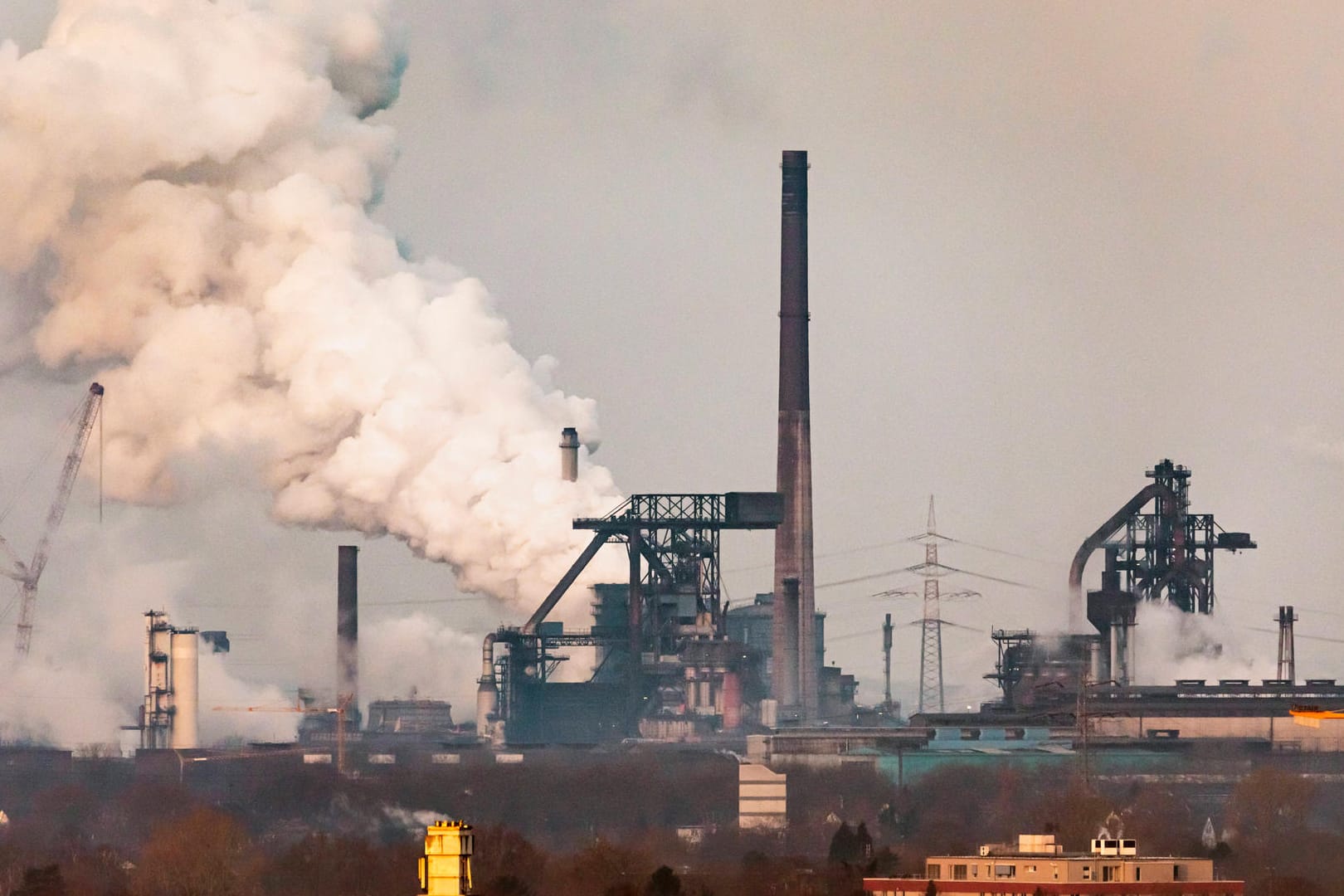 Hüttenwerke bei Mannesmann (Archivbild): Die Deutsche Wirtschaft können wegen des Ukraine-Krieges weniger wachsen. Hüttenwerke bei Mannesmann (Archivbild): Die Deutsche Wirtschaft können wegen des Ukraine-Krieges weniger wachsen.