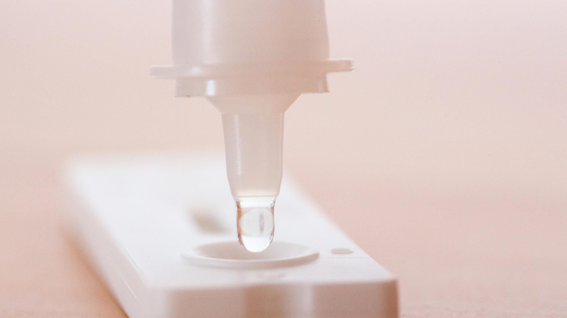 Ein Antigen-Schnelltest: Das RKI meldete am Mittwochmorgen mehr als 260.000 Neuansteckungen mit dem Coronavirus. Ein Antigen-Schnelltest: Das RKI meldete am Mittwochmorgen mehr als 260.000 Neuansteckungen mit dem Coronavirus.