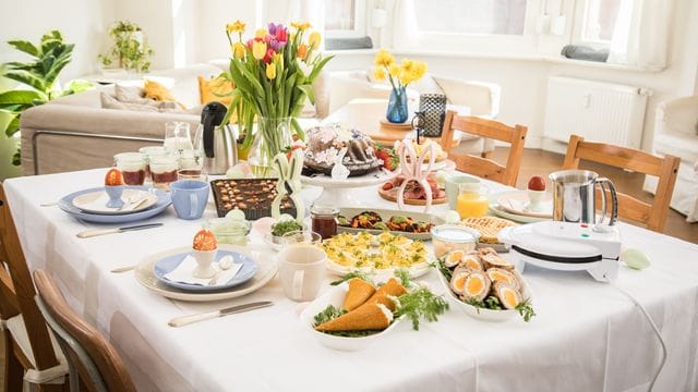 Der Tisch für den Osterbrunch ist gedeckt.