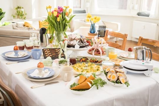 Der Tisch für den Osterbrunch ist gedeckt.