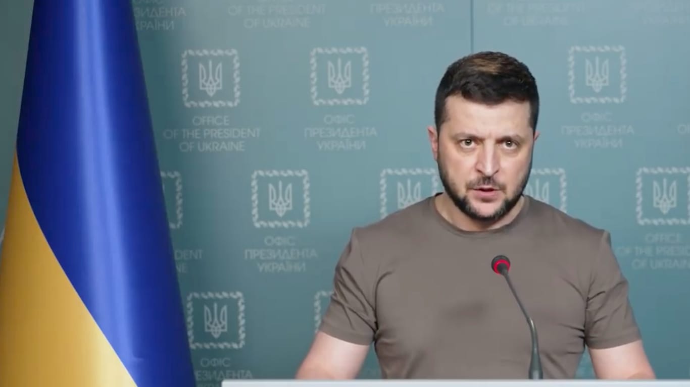Wolodymyr Selenskyj bei seiner Videoansprache: Er sieht einen von Russland angekündigte Truppenrückzug skeptisch