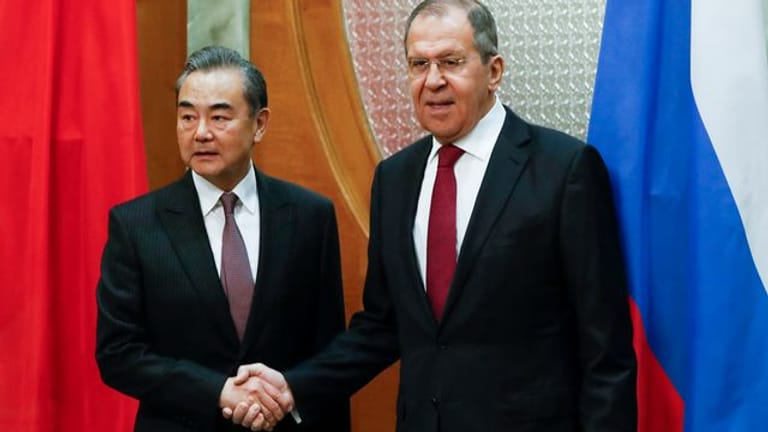 Trafen sich in Tunxi: der russische Außenminister Sergej Lawrow (r) und sein chinesischer Amtskollege Wang Yi (Archivbild).