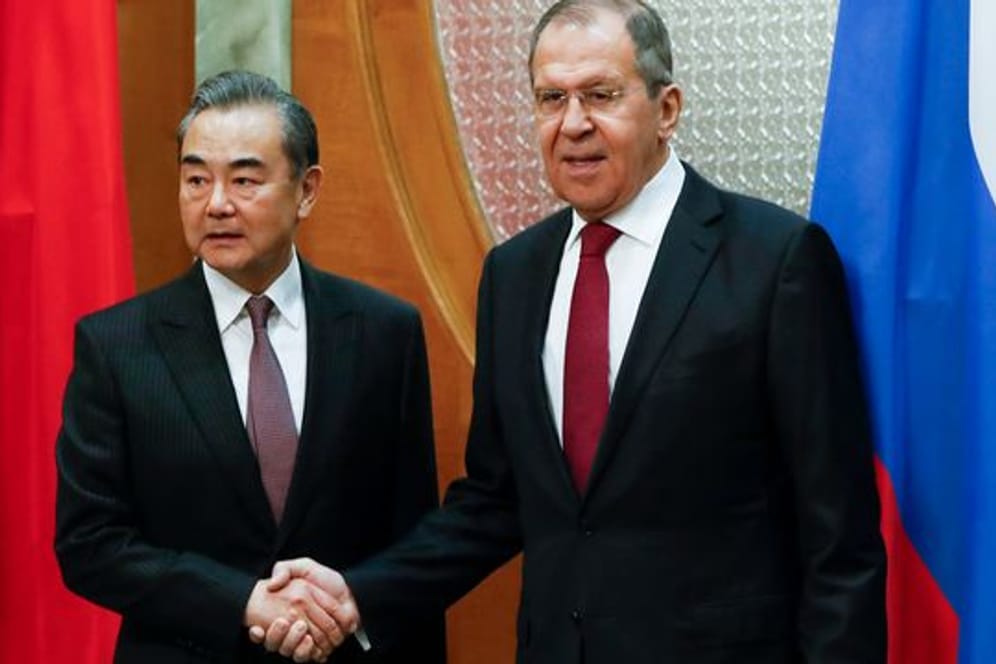 Trafen sich in Tunxi: der russische Außenminister Sergej Lawrow (r) und sein chinesischer Amtskollege Wang Yi (Archivbild).