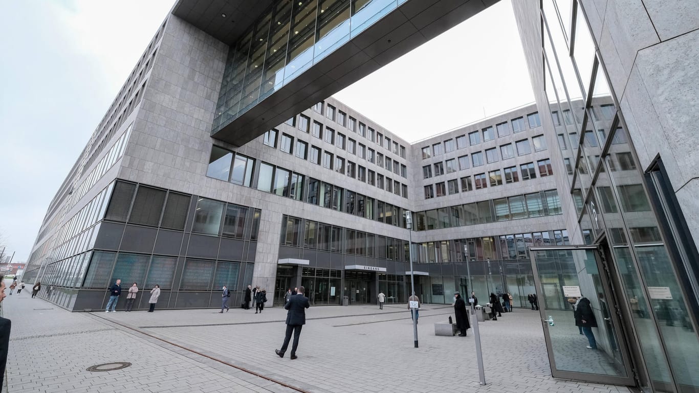 Das Gerichtsgebäude in Düsseldorf (Symbolbild): Insgesamt 7.000 Euro fordern die Eltern der Fünfjährigen.